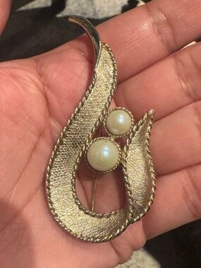 Vintage Sarah Coventry Pearls Symphony brooch